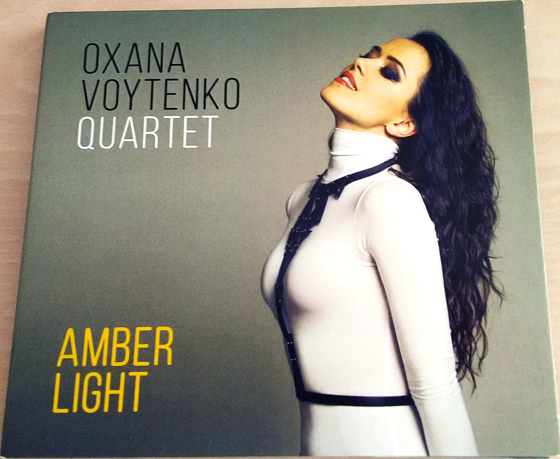 Oxana Voytenko envoie “Amber Light”, une luminosité qui nous vient de la Russie.