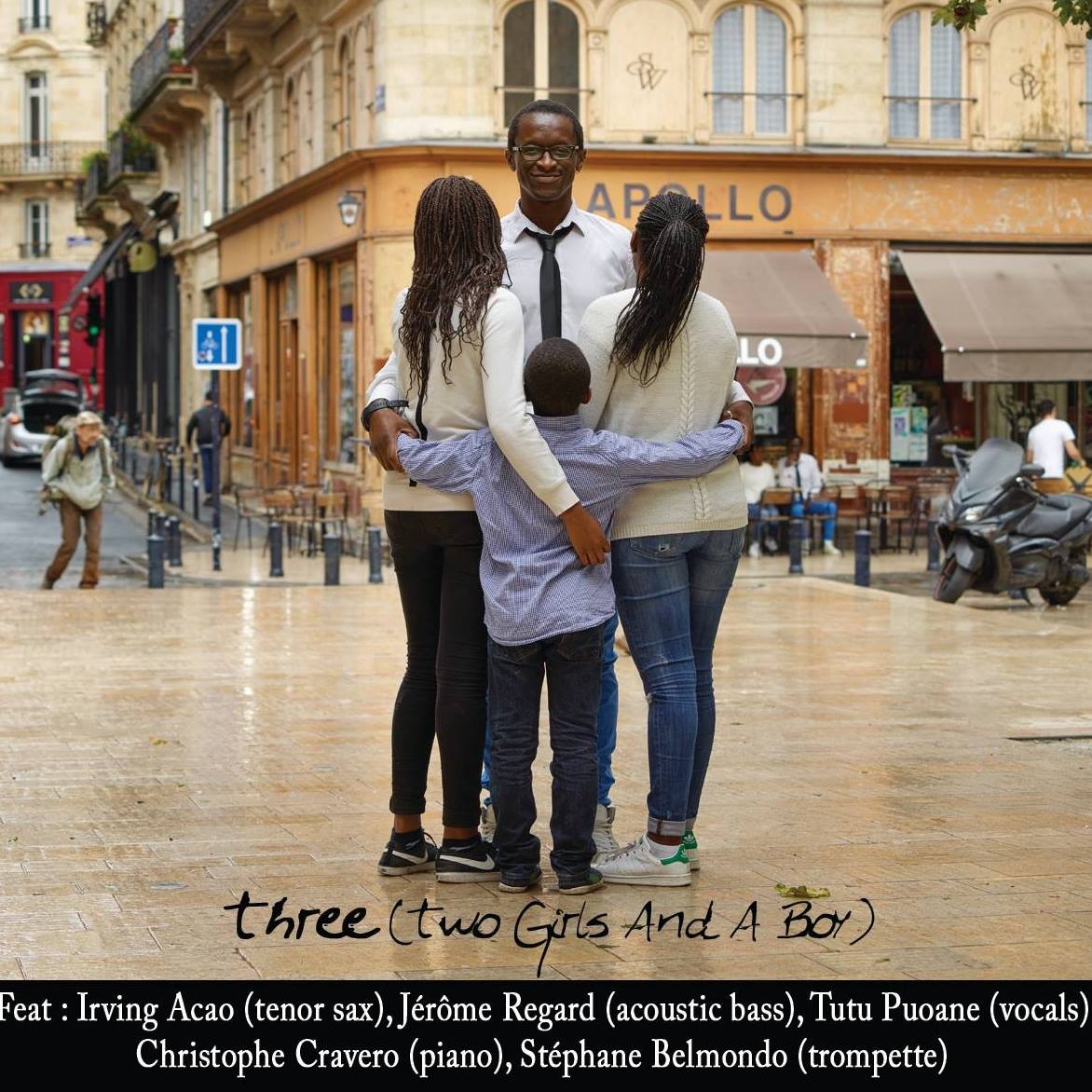 Three (Two girls and A boy), Roger “Kemp” Biwandu voyage en famille…