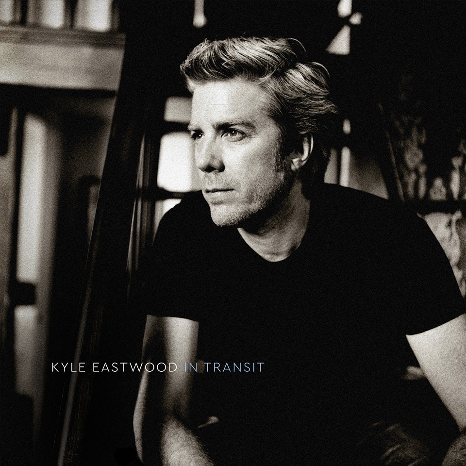 Kyle Eastwood propose avec son dernier album “In Transit”, une nouvelle façon de reprendre les standards.