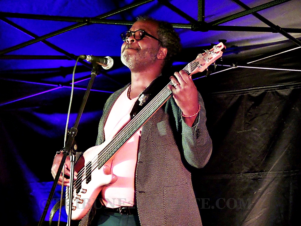 Strombeek découvre le bassiste brésiliano-camerounais René Calvin dans le cadre du pop-up ; ce dernier leur délivre une performance de grande classe aux couleurs jazzy.
