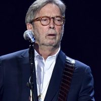 Eric Clapton regrette et pointe du doigt la vaccination anti-corona.